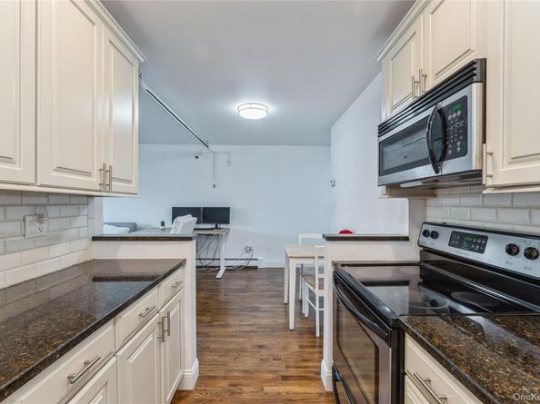 4 Windermere Place 6, Rockville Centre NY 11570