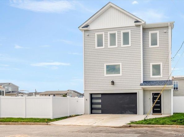 3695 S Somerset Drive, Seaford NY 11783