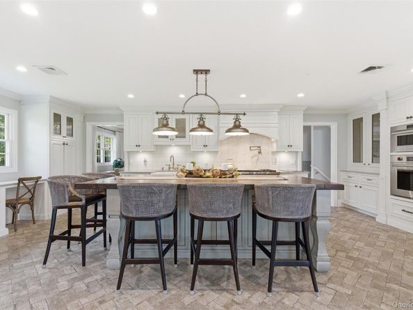 17 Winchester Lane, Huntington NY 11743