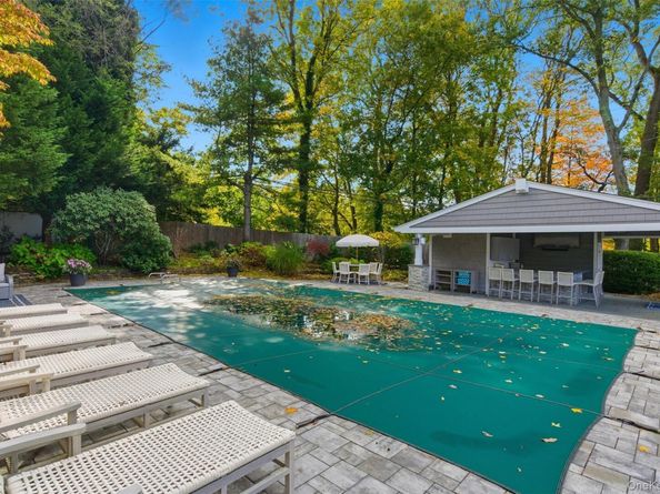 17 Winchester Lane, Huntington NY 11743