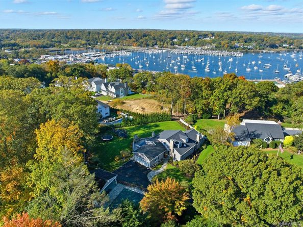 17 Winchester Lane, Huntington NY 11743