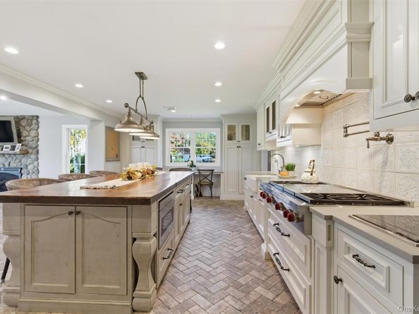 17 Winchester Lane, Huntington NY 11743