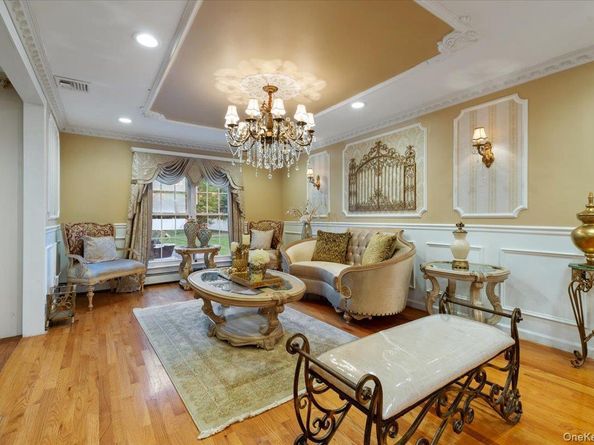 626 Caledonia Road, Dix Hills NY 11746