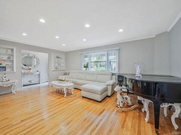 138 Claudy Lane, New Hyde Park NY 11040