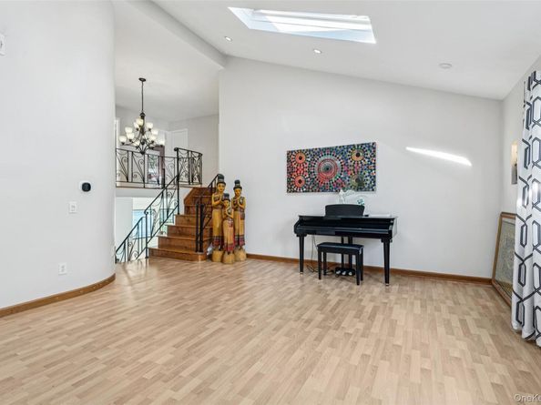 5 Valley Lane W, North Woodmere NY 11581