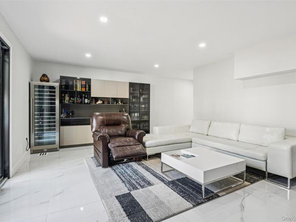 5 Valley Lane W, North Woodmere NY 11581