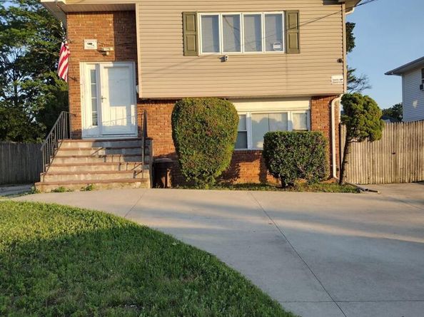 540 Oak Street, Copiague NY 11726