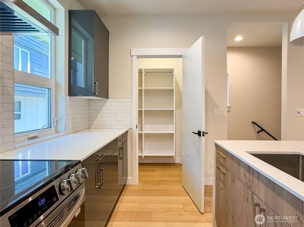 6909 42nd Avenue S A, Seattle WA 98118