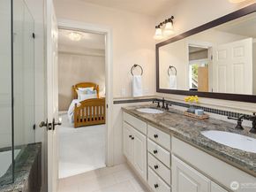 20450 NE 71st Street, Redmond WA 98053