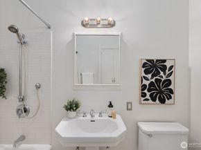 1902 Bigelow Avenue N 304, Seattle WA 98109