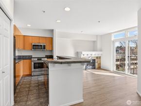 18 Dravus Street 407, Seattle WA 98109