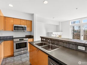 18 Dravus Street 407, Seattle WA 98109