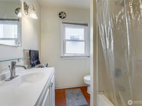 5755 25th Avenue NE, Seattle WA 98105