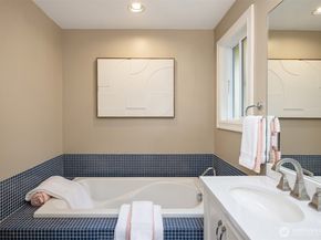 6240 NE 204th Place, Kenmore WA 98028