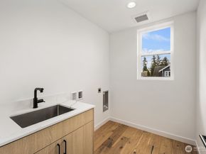 520 N 102nd Street, Seattle WA 98133