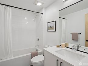 515 Howe A, Seattle WA 98109
