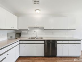 1318 37th Street 1304, Everett WA 98201