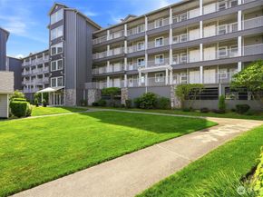 1318 37th Street 1304, Everett WA 98201