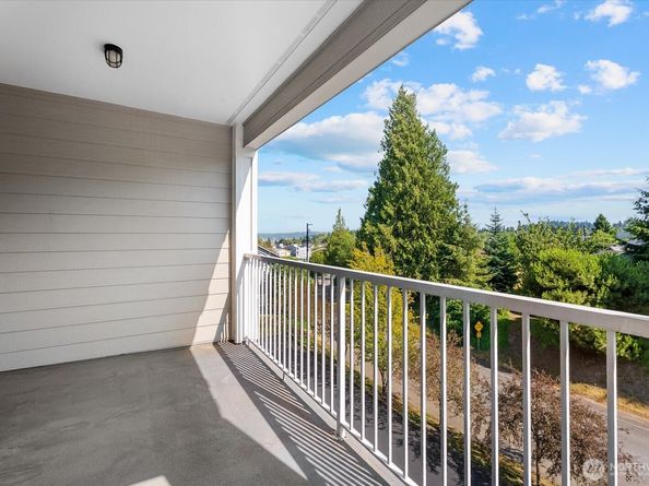 1318 37th Street 1408, Everett WA 98201