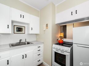 4407 SW Alaska Street 11, Seattle WA 98116