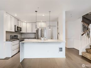 6711 S 239th Place N102, Kent WA 98032