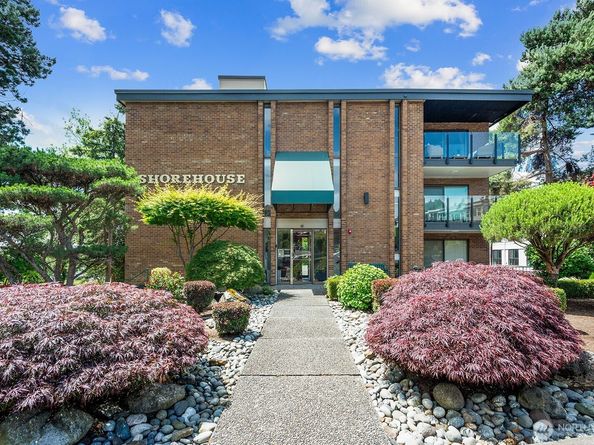 6225 Lake Washington Boulevard NE 402, Kirkland WA 98033