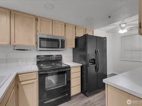 823 N 161st Place 405, Shoreline WA 98133