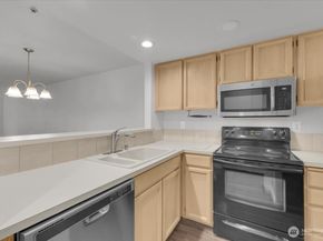 823 N 161st Place 405, Shoreline WA 98133