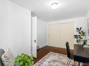 1601 10th Avenue W, Seattle WA 98119