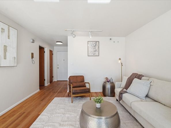 530 W Olympic Place 206, Seattle WA 98119