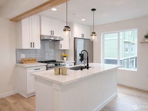 19505 Damson Road C2, Lynnwood WA 98036
