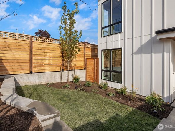4417 2nd Avenue NE, Seattle WA 98105