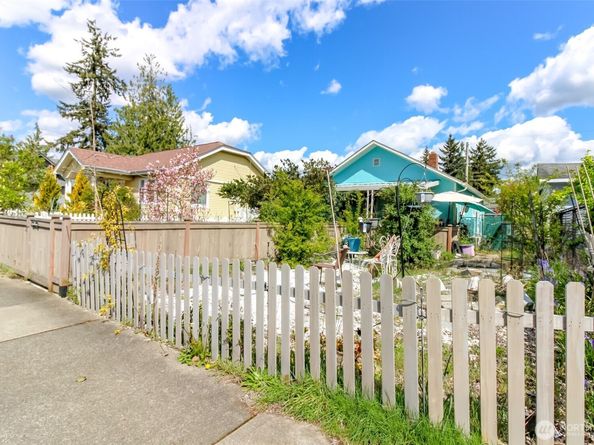 208 F Street SE, Auburn WA 98002