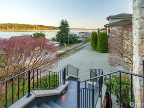 15517 Lake Shore Boulevard NE, Lake Forest Park WA 98155