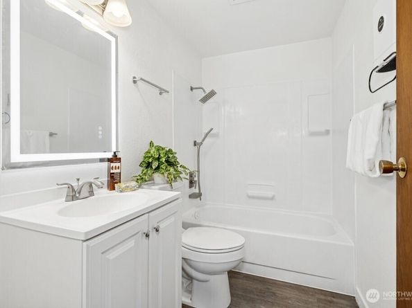 1115 207th Place NE, Sammamish WA 98074