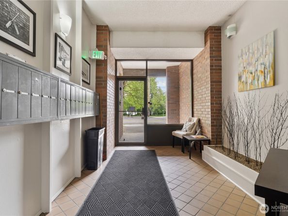 7850 E Green Lake Drive N 204, Seattle WA 98103