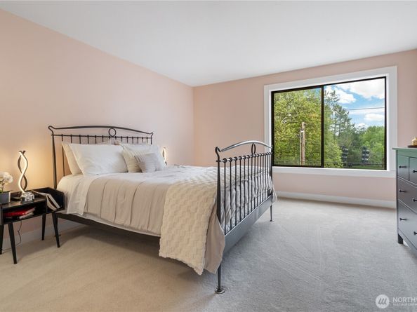 7850 E Green Lake Drive N 204, Seattle WA 98103