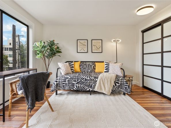 7850 E Green Lake Drive N 204, Seattle WA 98103