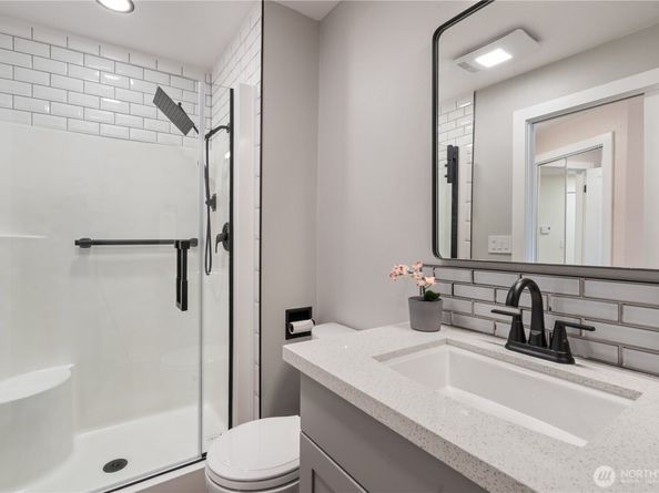 7850 E Green Lake Drive N 204, Seattle WA 98103