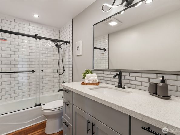 7850 E Green Lake Drive N 204, Seattle WA 98103