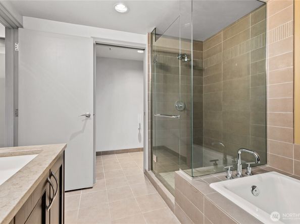 10650 NE 9th Place 1423, Bellevue WA 98004