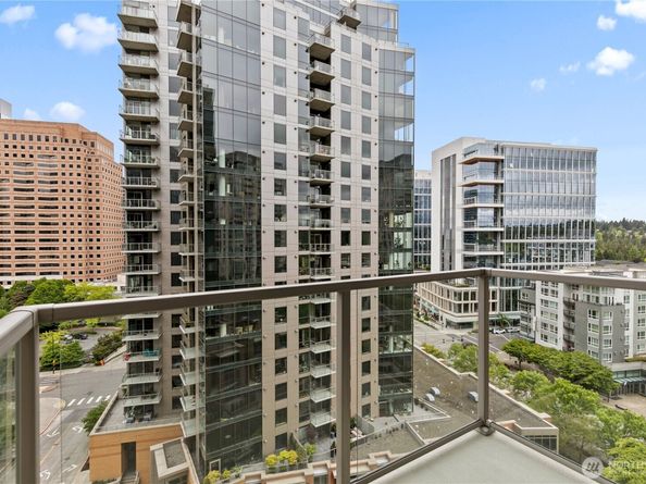 10650 NE 9th Place 1423, Bellevue WA 98004