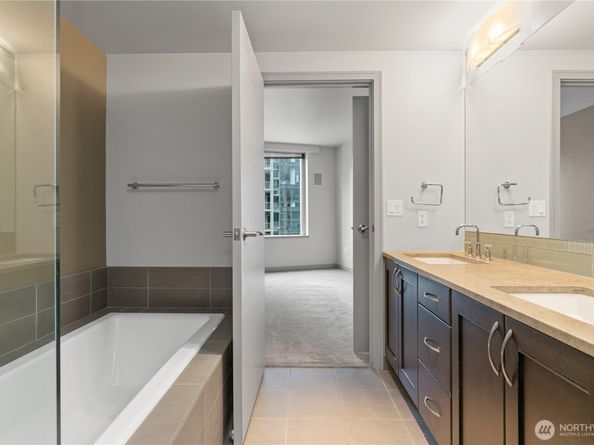 10650 NE 9th Place 1423, Bellevue WA 98004