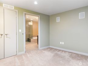 10650 NE 9th Place 1423, Bellevue WA 98004