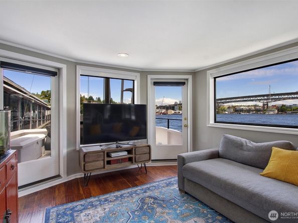 2401 N Northlake Way B13, Seattle WA 98103