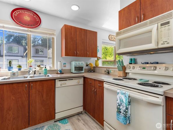 20800 72nd Avenue W 202, Edmonds WA 98026
