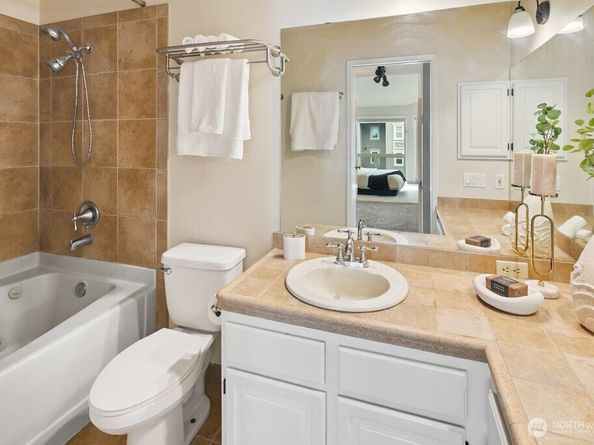 522 W Mercer Place 403, Seattle WA 98119