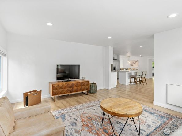 14327 Fremont Avenue N, Seattle WA 98133