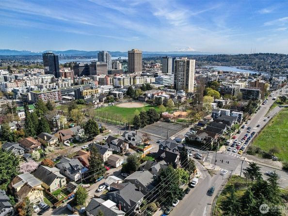 5016 7th Ave Ne, Seattle WA 98105