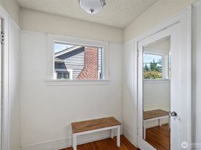 5016 7th Ave Ne, Seattle WA 98105